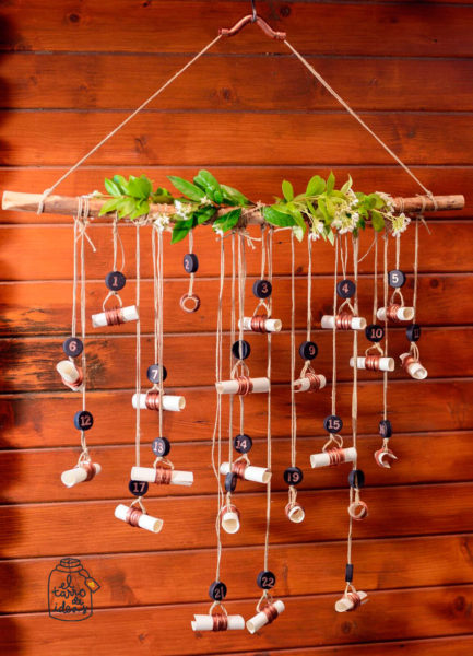 adviento, decoracion de navidad, fiestas, calendario decorativo, flores naturales, reciclaje, reciclar, reutilizar, tapones de plastico